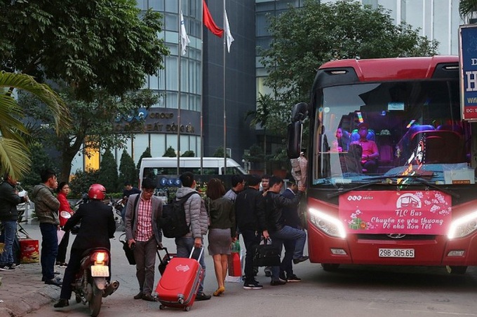 Tổ chức đưa 1.200 lao động có hoàn cảnh khó khăn về quê đón Tết Tân Sửu 2021 - Ảnh 1. Tổ chức đưa 1.200 lao động có hoàn cảnh khó khăn về quê đón Tết Tân Sửu 2021 - Ảnh 1.
