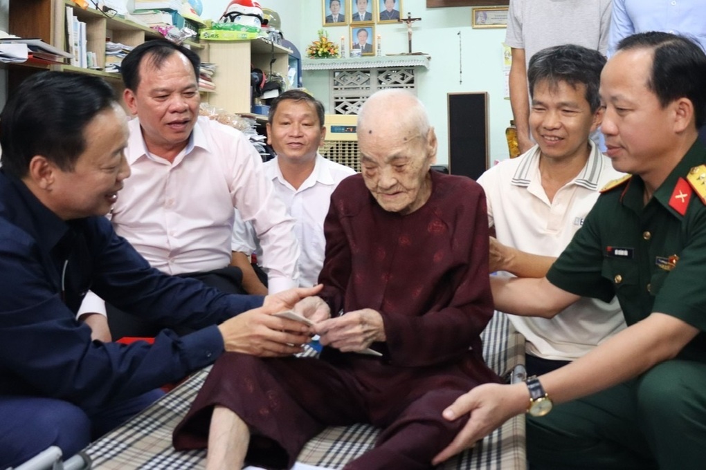 Phó Thủ tướng Trần Hồng Hà thăm, tặng quà người có công tại Đồng Nai - 1