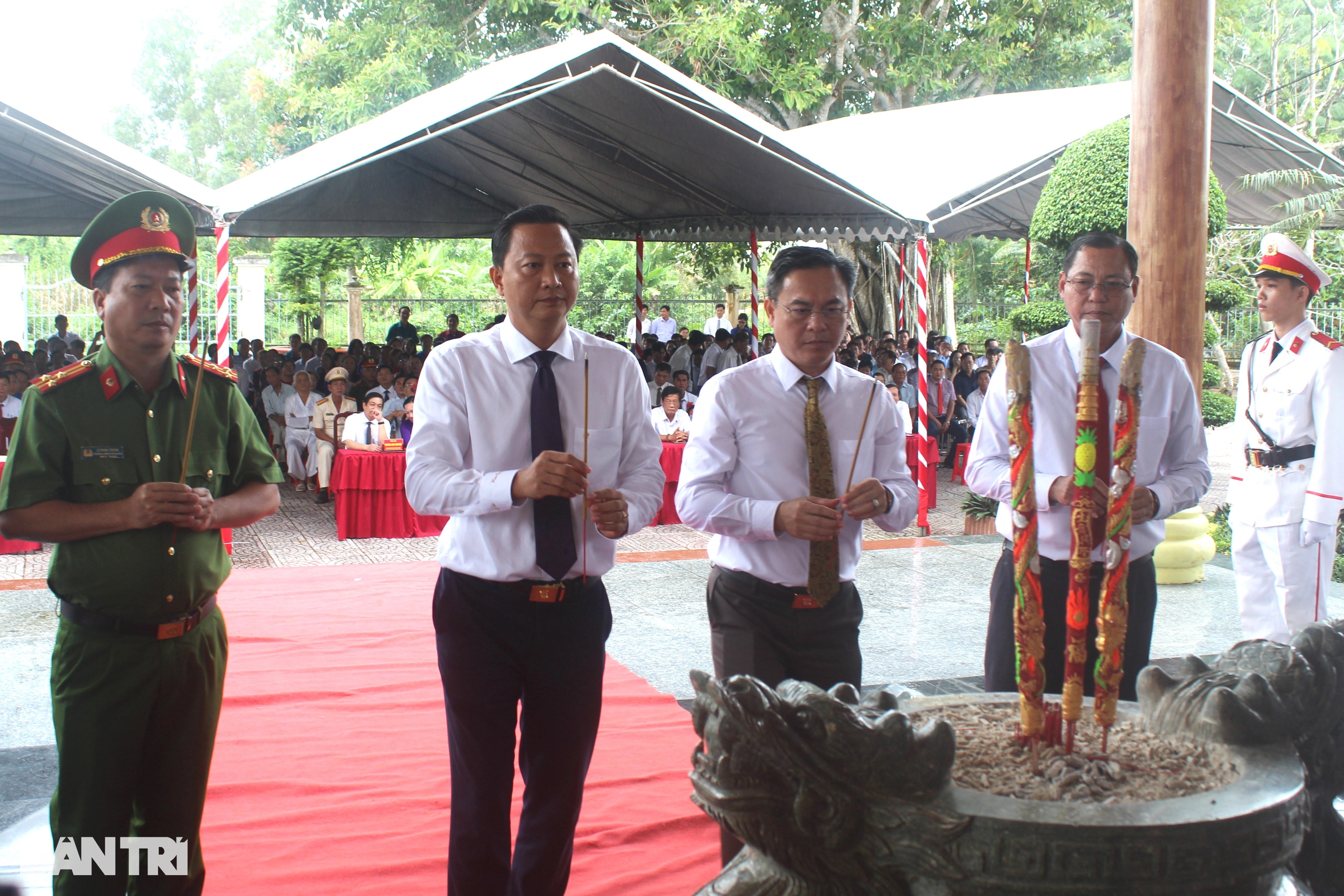Bac Lieu៖ អុជធូបរំលឹកវិញ្ញាណក្ខន្ធលោកពូក្នុងឱកាសខួបលើកទី៧៩នៃទិវាជាតិ-៣ Bạc Liêu: Dâng hương tưởng nhớ Bác Hồ nhân kỷ niệm 79 năm ngày Quốc khánh - 3