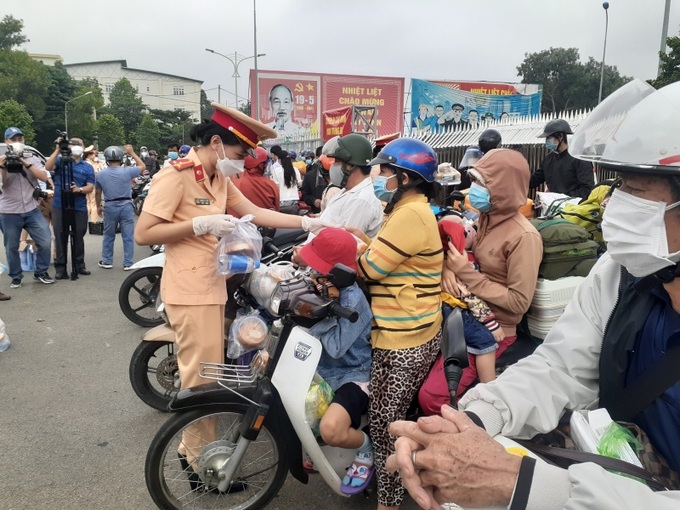 Công an tỉnh Đồng Nai phát quà cho bà con về quê