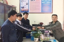 Nhặt được của rơi, cậu học trò mang đến trường nhờ thầy cô tìm người đánh mất