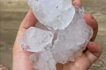 Mưa đá to hiếm thấy rơi thủng mái nhà, vỡ kính ô tô