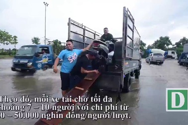 “Hốt” bạc triệu nhờ dịch vụ đưa người và xe vượt lụt ở Hà Nội
