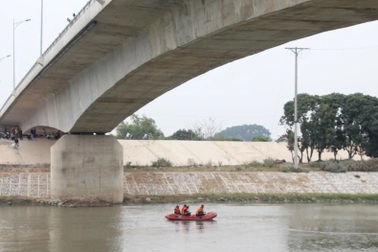 20 cảnh sát tìm kiếm người đàn ông nghi nhảy cầu tự tử