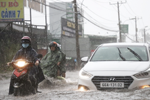 TPHCM mưa lớn hơn 1 giờ, trời se lạnh sáng sớm