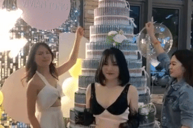 Cô gái tặng chị "tháp tiền" 275 triệu đồng sinh nhật gây "sốt" mạng