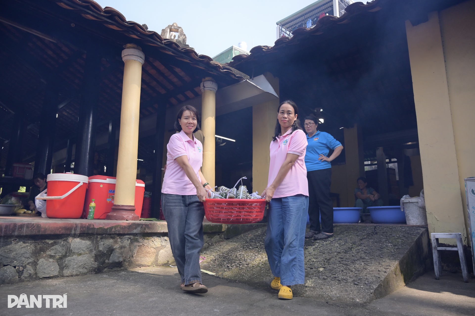 Người dân TPHCM gói bánh tét, hát động viên miền Trung vượt lũ - 9