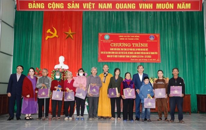 Tặng 50 suất quà cho gia đình chính sách, người có công trên đại bàn xã Thanh Uyên.