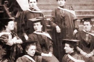 Đại học Edinburgh: Trao bằng đại học cho sinh viên sau... 150 năm