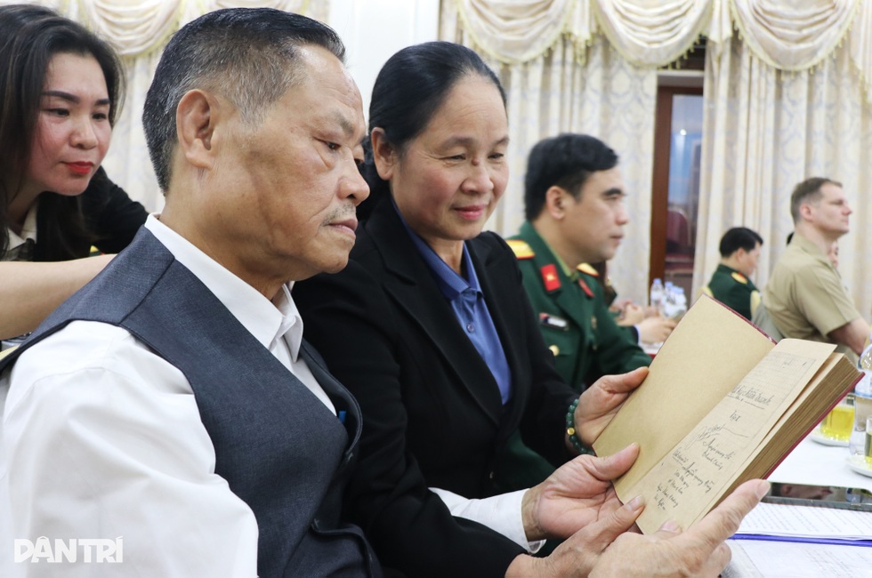 Con trai nghẹn ngào nhận kỷ vật duy nhất của người bố liệt sỹ sau 60 năm - 4