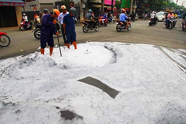 Bọt trắng như tuyết phun lên từ hố ga