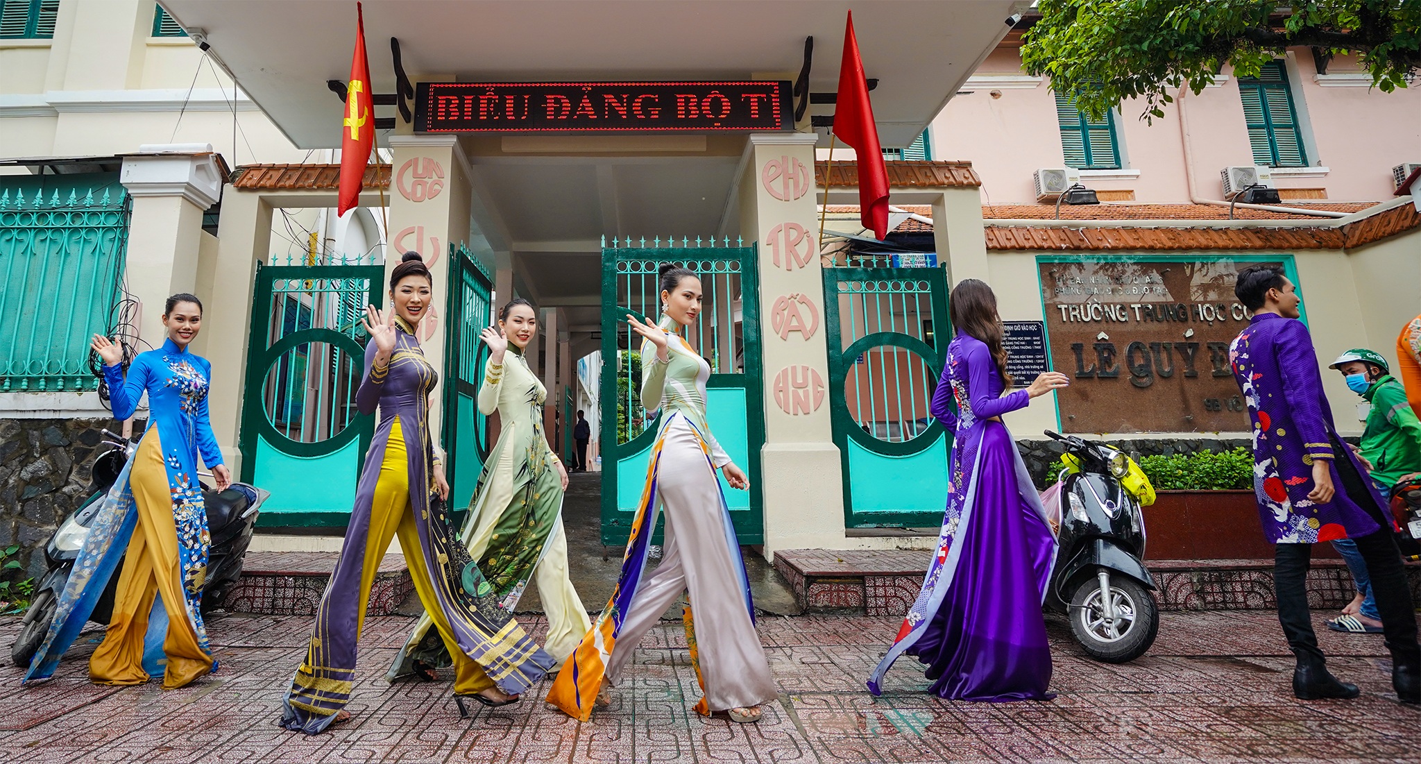 Đường phố, điểm du lịch… ở TPHCM biến thành sàn diễn áo dài - 12 Đường phố, điểm du lịch… ở TPHCM biến thành sàn diễn áo dài - 12
