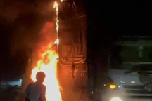 Xe tải bốc cháy dữ dội trên quốc lộ 20