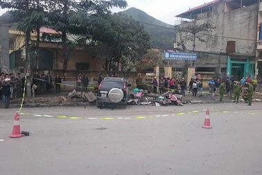 3 phụ nữ bị ô tô tông trọng thương trước cổng trường mầm non