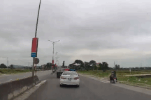 Tài xế không nhường đường cho xe ưu tiên, gọi điện "cầu cứu" khi bị xử lý