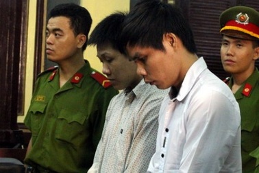 Ép đầu xe làm khách ngã tử vong, hai bảo vệ quán bar lĩnh án