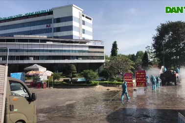 Bộ đội phòng hóa thuộc Quân đoàn 3 phun khử khuẩn các vùng có dịch