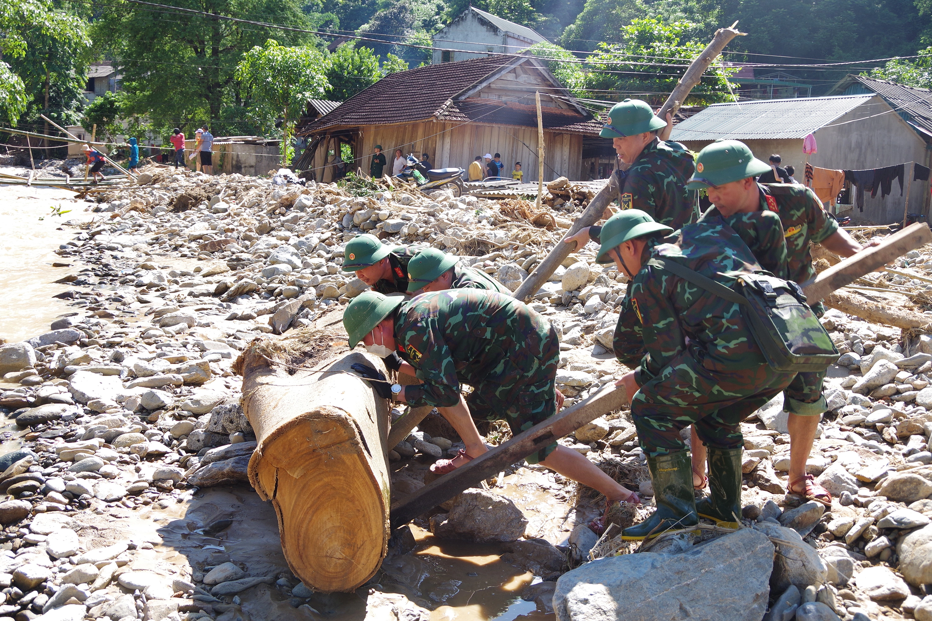 Những người lính đi trước, về sau nơi tâm lũ quét - 10 Những người lính đi trước, về sau nơi tâm lũ quét - 10