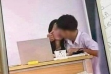 Vụ cô giáo thân mật với học sinh nam trong lớp: "Do học sinh đùa quá trớn"
