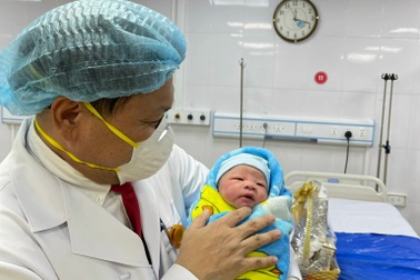 Ngắm "công dân nhí" chào đời đúng khoảnh khắc giao thừa