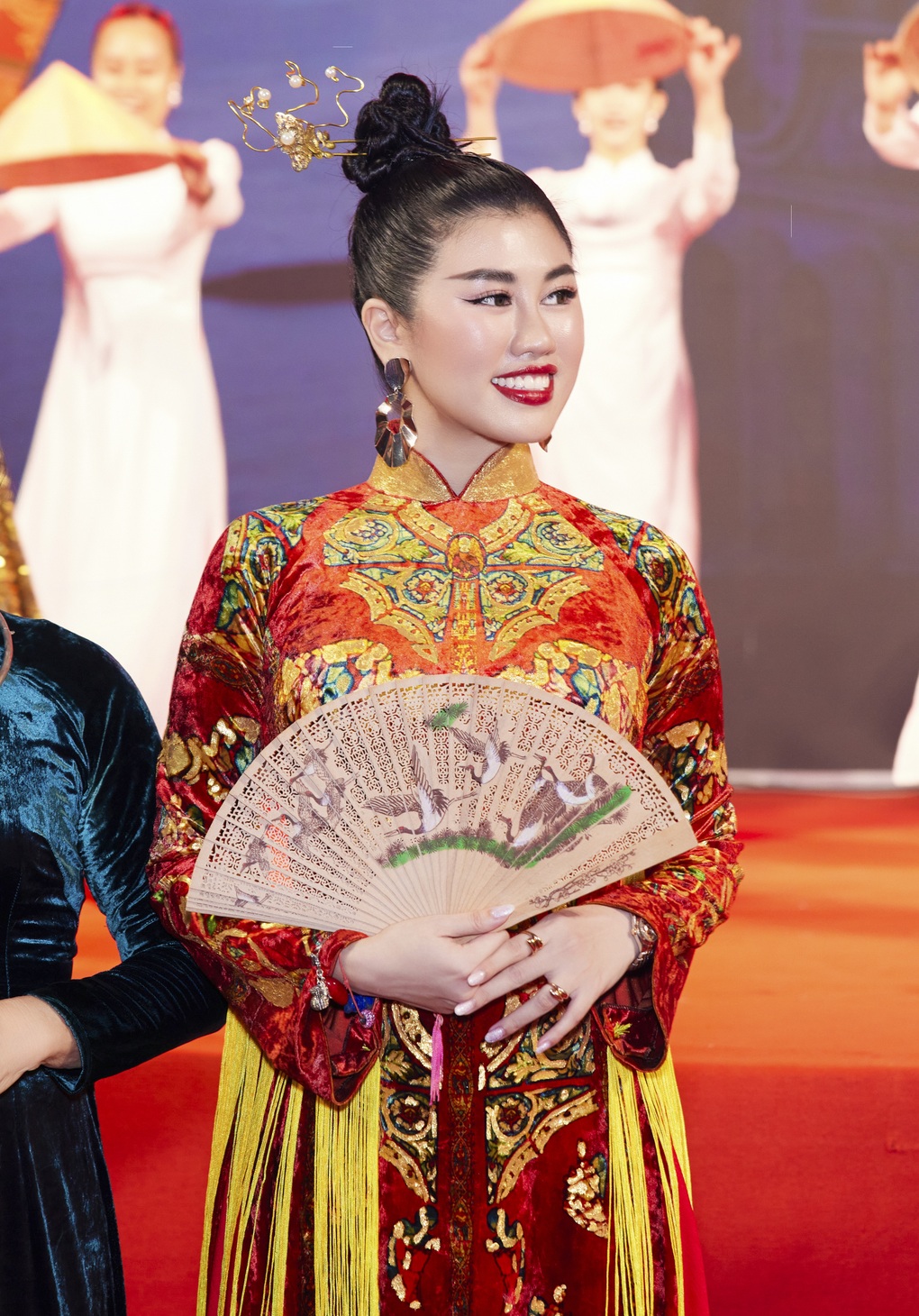 Hoa hậu Emily Hồng Nhung diện áo dài, cài trâm vàng diễn vedette - 2 Hoa hậu Emily Hồng Nhung diện áo dài, cài trâm vàng diễn vedette - 2