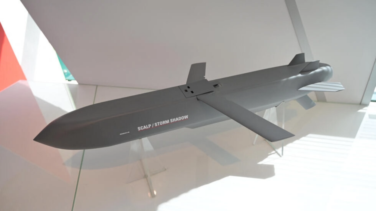 អ៊ុយក្រែនវាយឆ្មក់អាកាសយានដ្ឋាន បំផ្លាញប៉ុស្តិ៍បញ្ជាការរុស្ស៊ីនៅគ្រីមៀ - ២ Ukraine tập kích sân bay, phá hủy trạm chỉ huy Nga tại Crimea - 2