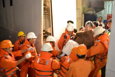 Cứu 2 người nước ngoài gặp nạn trên biển Nha Trang