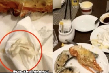 Thực khách giật mình khi thấy... bã kẹo cao su bên trong thịt tôm hùm