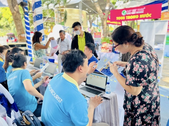 Người lao động tìm kiếm cơ hội việc làm mới.