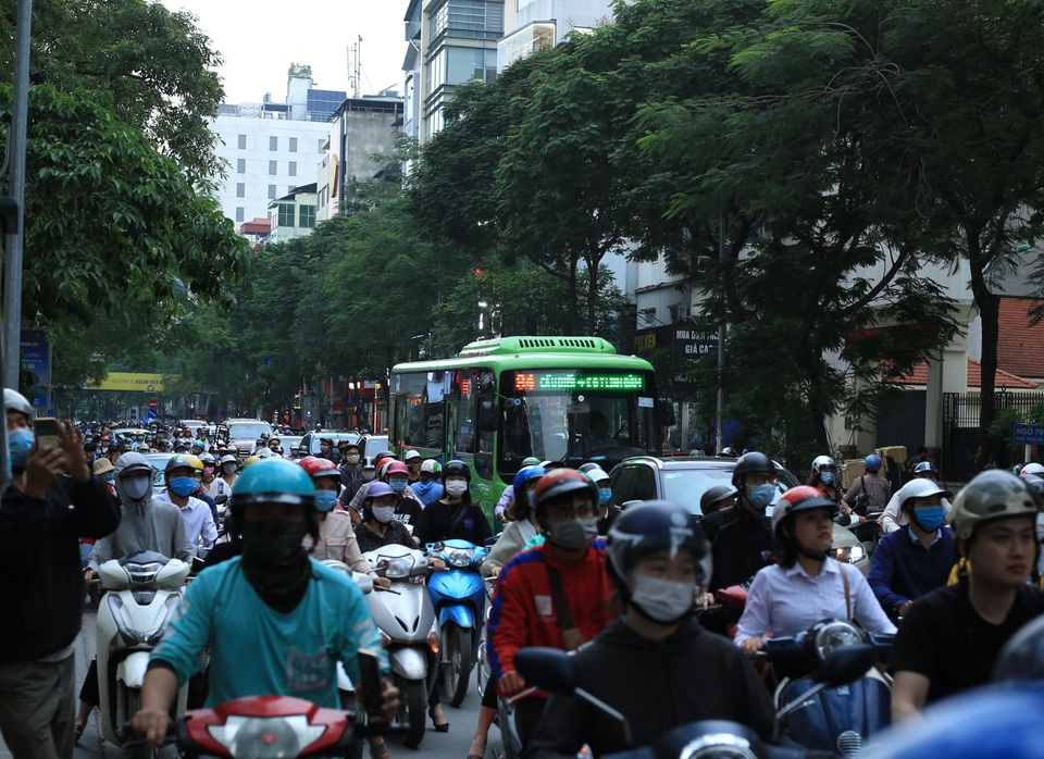 Hà Nội: Cháy nhà hàng Nét Huế, phố Thái Hà tắc nghẹt trong giờ cao điểm - 3