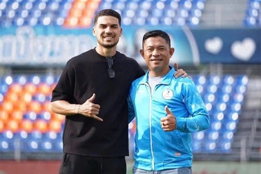 Cầu thủ sắp nhập tịch Việt Nam xuất hiện ở CLB cũ của Madam Pang