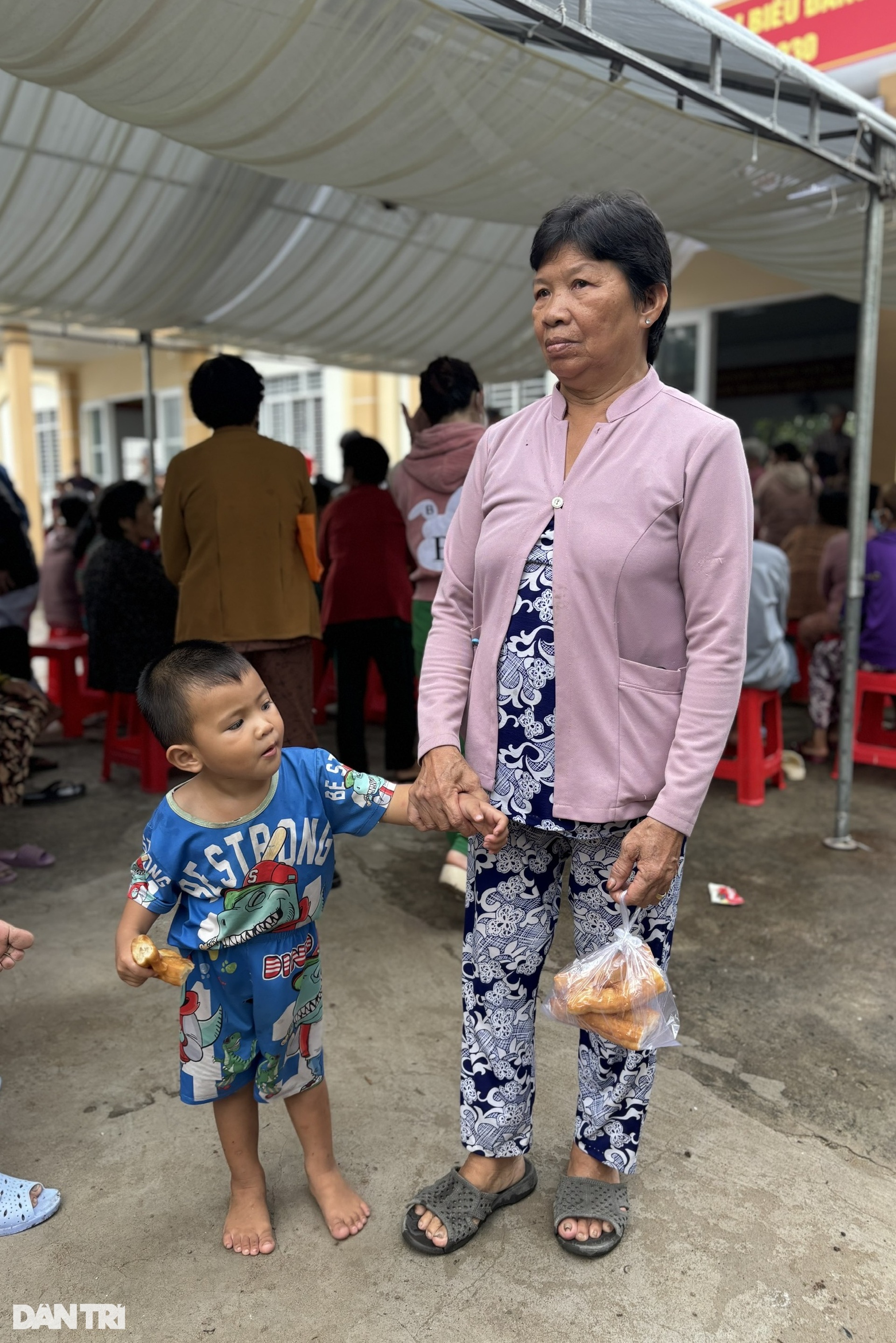 Người đàn ông ngủ dậy bỗng... tâm thần, vợ 23 năm đi khắp nơi để cứu chồng - 3 Người đàn ông ngủ dậy bỗng... tâm thần, vợ 23 năm đi khắp nơi để cứu chồng - 3