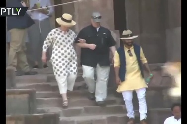 Cựu Ngoại trưởng Hillary Clinton liên tiếp vấp ngã khi thăm Ấn Độ