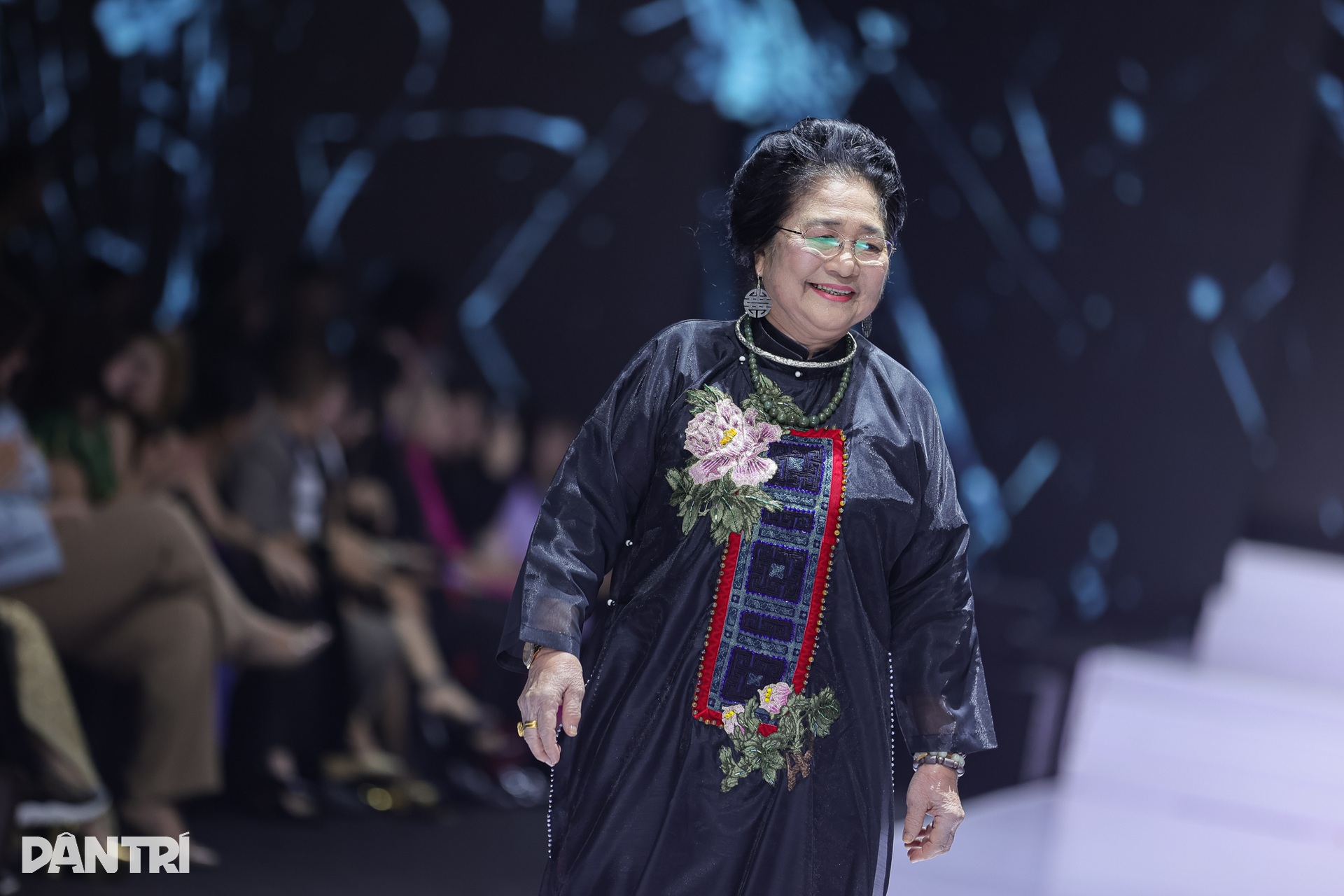 NSƯT Kim Xuyến 80 tuổi trình diễn thời trang, tự trang điểm và làm tóc - 2