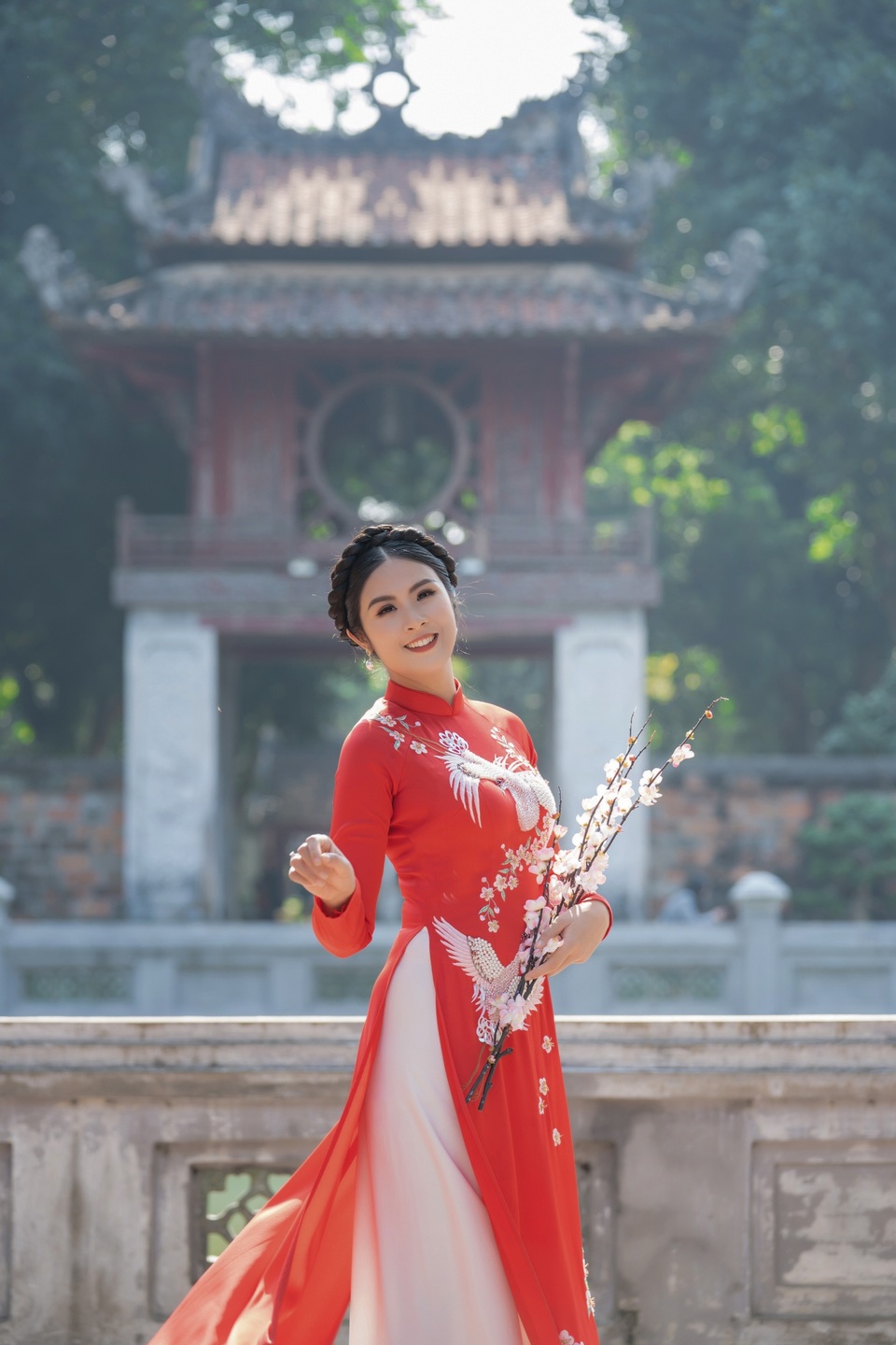 Hoa hậu Ngọc Hân mặc áo dài, dạo Văn Miếu ngày đầu năm - 5 Hoa hậu Ngọc Hân mặc áo dài, dạo Văn Miếu ngày đầu năm - 5