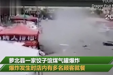 Sốc: Nhà hàng nổ bình ga, thực khách và bàn ghế bị thổi bay ra ngoài