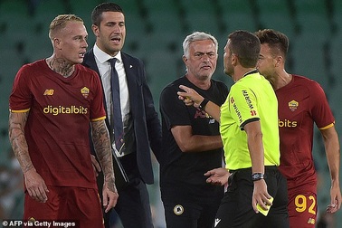 HLV Mourinho bị đuổi, AS Roma nhận 6 thẻ đỏ ở trận thua thảm Betis