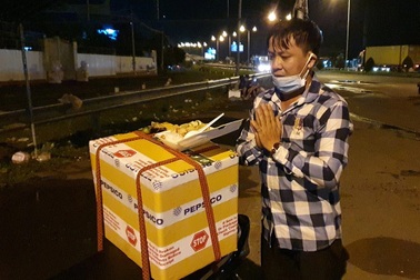 "Từ Bình Dương về mấy trăm cây số, vợ ngay sau lưng mà không nói câu nào!"