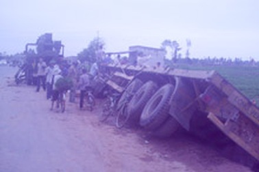 Xe chở gỗ lao xuống ruộng, một người chết