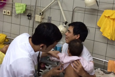 Một trẻ suy hô hấp nặng vì vi rút sởi “tấn công” thẳng vào phổi 