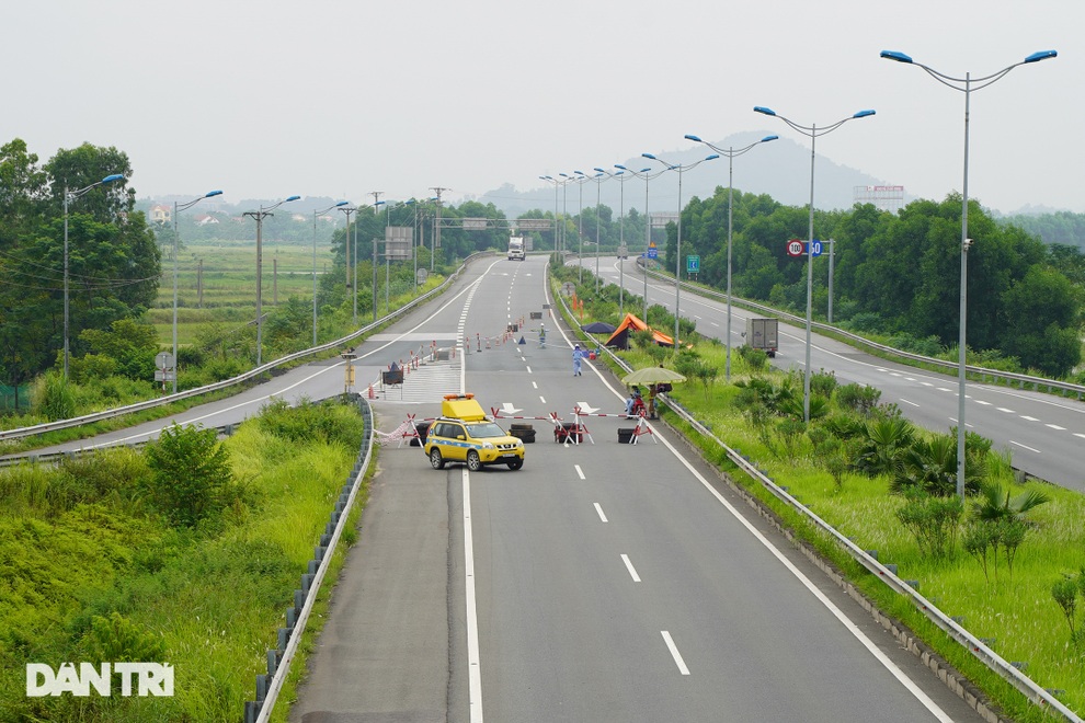 Tài xế bức xúc việc trả phí cao tốc khi phải quay xe không được vào Hà Nội - 2 Tài xế bức xúc việc trả phí cao tốc khi phải quay xe không được vào Hà Nội - 2