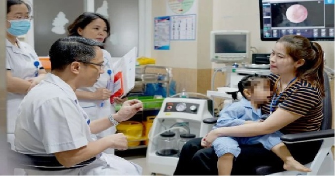 Bác sĩ Lê Anh Tuấn tái khám sau khi phẫu thuật loại bỏ khối u trong hốc mũi cho bệnh nhi.