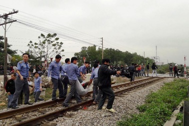 Băng qua đường ngang dân sinh, 2 người bị tàu tông tử vong