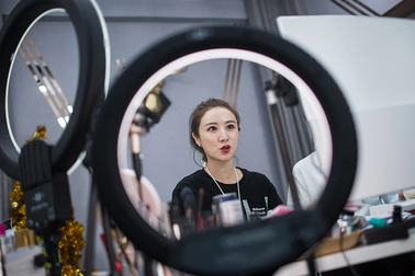 Cách Trung Quốc quản hơn 400 triệu người livestream bán hàng trên mạng