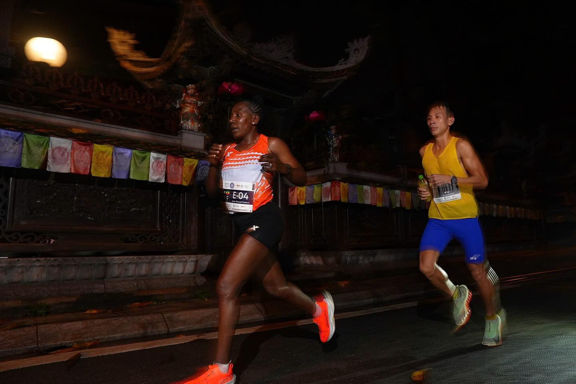 Впечатляющие кадры с Standard Chartered Marathon Heritage Hanoi 2025 - 8 Hình ảnh ấn tượng tại giải Standard Chartered Marathon Di sản Hà Nội 2025 - 8