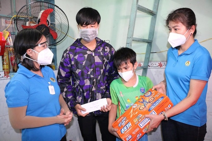 Liên đoàn lao động tỉnh Bình Dương tặng quà cho con công nhân mồ côi do Covid -19.