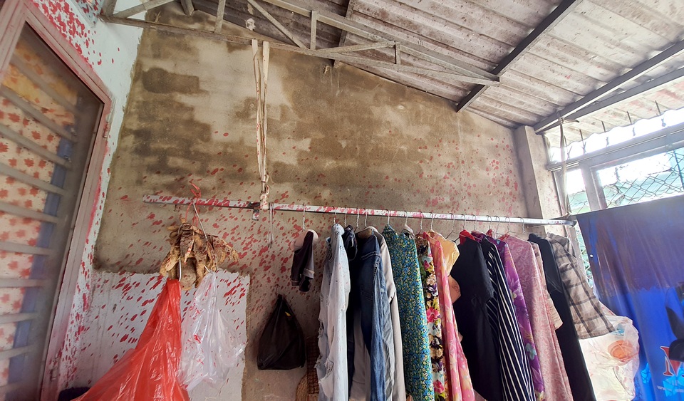 Nhóm côn đồ đến nhà người đàn ông đã chết tạt sơn để đòi nợ - 6 Nhóm côn đồ đến nhà người đàn ông đã chết tạt sơn để đòi nợ - 6