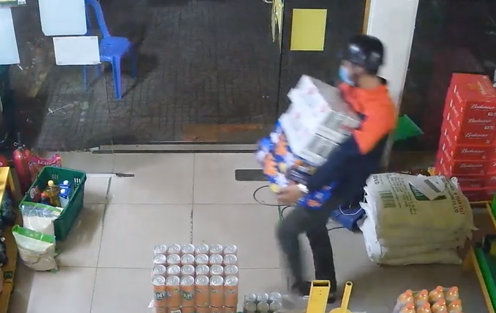 Nam thanh niên đột nhập Bách Hóa Xanh trộm... 7 thùng bia - 2 Nam thanh niên đột nhập Bách Hóa Xanh trộm... 7 thùng bia - 2