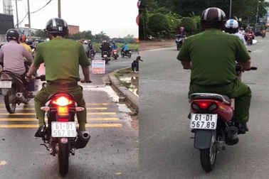 Hai người mặc cảnh phục đi 2 xe máy trùng biển số "siêu đẹp"