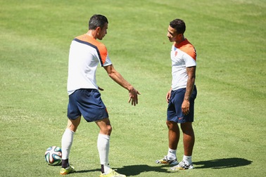 Memphis Depay và Van Persie suýt tẩn nhau trên sân tập